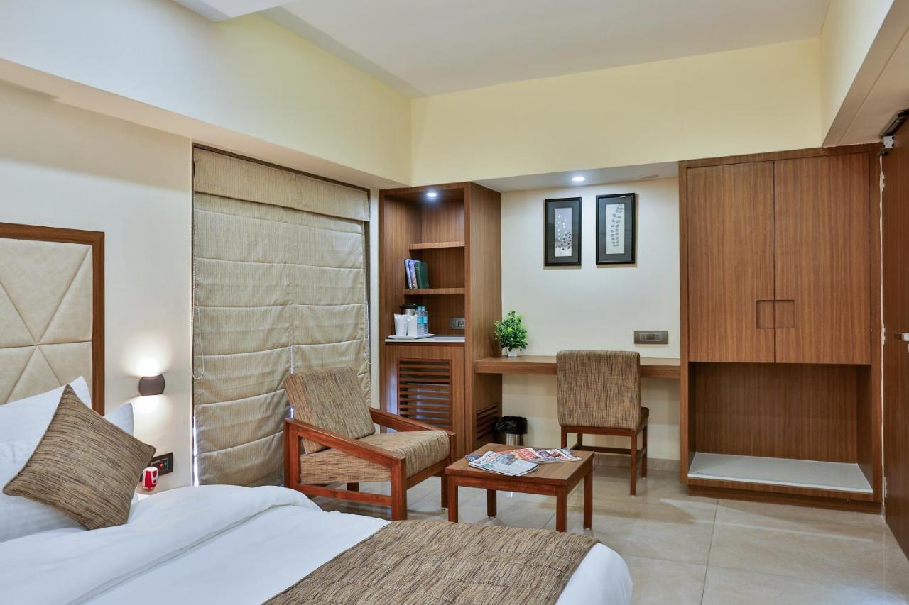 Hotel Kavery Раджкот Екстер'єр фото